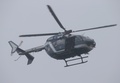 仏パリ（Paris）北東郊外のダマルタンアンゴエル（Dammartin-en-Goele）の上空を飛ぶ警察のヘリコプター（2015年1月9日撮影）。(c)AFP/JOEL SAGET