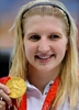 北京五輪競泳・女子800メートル自由形で金メダルを獲得し、メダルを手にポーズをとる英国のレベッカ・アドリントン。（2008年8月16日撮影）(c)AFP/MARTIN BUREAU