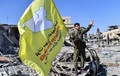 シリア北部ラッカで、クルド人とアラブ人の合同部隊「シリア民主軍」の旗を手にする隊員（2017年10月17日撮影）。(c)AFP/BULENT KILIC