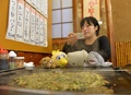 ぬいぐるみの「東京ツアー」中に料理店で、料理とぬいぐるみの写真を撮影する、旅行代理店「ウナギトラベル」の代表、東園絵（Sonoe Azuma）さん（2013年10月4日撮影）。(c)AFP/KAZUHIRO NOGI