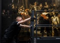 オランダ・アムステルダム国立美術館で欠損部分を復元された巨匠レンブラントの作品「夜警」の展示準備をする職員（2021年6月22日撮影）。(c)Remko de Waal / ANP / AFP
