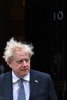 英ロンドンの首相官邸前に立つボリス・ジョンソン氏（2022年7月7日撮影）。(c)JUSTIN TALLIS / AFP