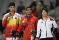 第17回アジア競技大会（17th Asian Games、Asiad）陸上男子400メートルハードルの表彰式に臨む（左から）程文（Cheng Wen）、アリ・ハミス・アッバス（Ali Khamis Abbas）、岸本鷹幸（Takayuki Kishimoto、2014年10月1日撮影）。(c)AFP/MMARTIN BUREAU