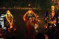 シンガポールで30日、ヒンズー教の大祭タイプーサム（Thaipusam）が行われた。ムルガ（Muruga）神をあがめるこの祭りは、 タミル暦のタイ（Thai）の月の満月の日に行われる。信者らは「カバディ（Kavadi）」と呼ばれる御輿（みこし）を鉄串などで自分の身体に固定して苦行の行進を行う。この祭りはマレーシアでも行われる。


写真は、マレーシア・クアラルンプール（Kuala Lumpur）で、頭にミルク壺を乗せてバトゥ洞窟（Batu cave）のヒンズー教寺院に向かうヒンズー教徒ら（2010年1月30日撮影）。(c)AFP/Saeed KHAN