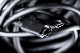 EU、スマホ充電端子の規格統一 「USB-C」に