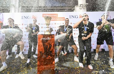 バスケW杯、ドイツ代表が優勝セレモニー ファンと初V喜ぶ 写真5枚 国際