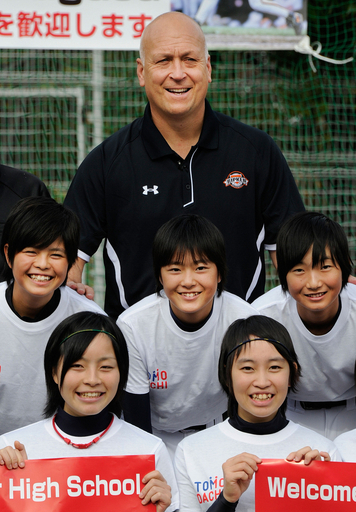 「鉄人」リプケン氏が駒沢学園女子で野球教室