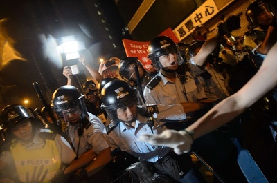 警察とデモ隊が再び衝突、20人が負傷 香港