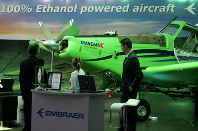 バイオ燃料の小型ジェット機、ブラジルの見本市に出品