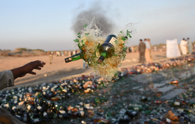 不純物入りの酒で23人死亡、パキスタン