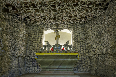 壁一面に骨、骨、骨！ ポーランドの骸骨礼拝堂