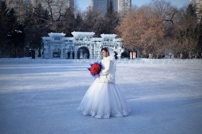 氷雪像に映える純白の花嫁、「ハルビン国際氷雪祭」で結婚式