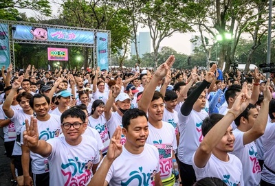 タイで「反政府ラン」 約1万人参加、3本指で抗議示す