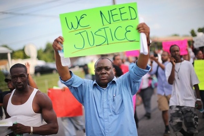 黒人少年が射殺された町 「まるで戦場」 治安維持に州警察 米