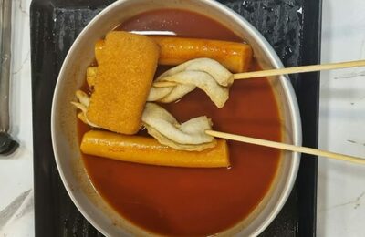 韓国のプール施設で1800円のトッポッキ、材料費は270円…ユーチューバーが試算