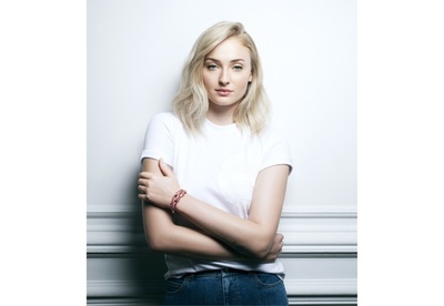 ソフィー・ターナーがデザイン、「ルイ・ヴィトン」シルバー・ロックイット新作