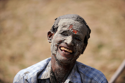 聖なる泥で健康祈願、インド