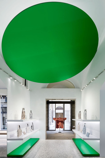 吉岡徳仁がデザイン、「イッセイ ミヤケ」イタリア初旗艦店