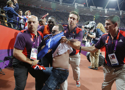 男子100m決勝でボトルを投げ入れた男に有罪判決、ロンドン五輪