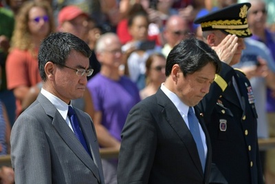 河野外相と小野寺防衛相が訪米、国立墓地で献花