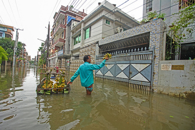 【今日の1枚】ギリギリの水かさで商い続行 バングラデシュ