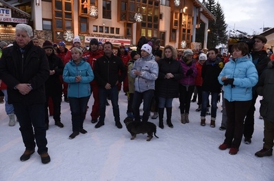 高校生ら死亡の仏雪崩、引率教員を過失致死容疑で捜査