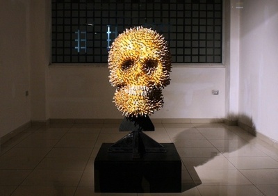 たばこの吸い殻で作った「頭蓋骨」、アルバニア