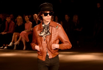 「サンローラン」メンズ＆ウィメンズ新作をLAで披露