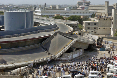 パキスタン南部で道路橋が崩落、死者4人