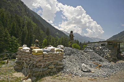 拳・石・こん棒、ヒマラヤ高地のローテクな戦い 中印衝突