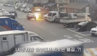 韓国の道路、走行中の車から突然の炎…警察の迅速対応、大事に至らず