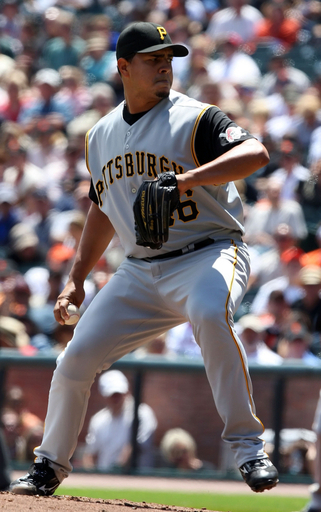 パイレーツ 13得点を挙げてジャイアンツに快勝