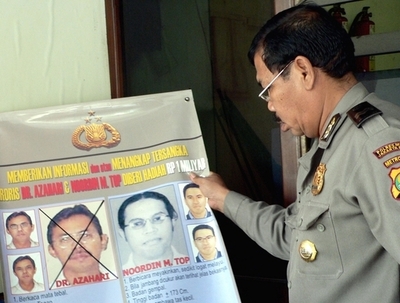 インドネシアの連続自爆攻撃、警察が拘束した女性は容疑者の妻