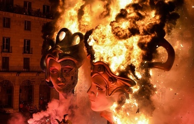 勢いよく燃える風刺像、スペイン・アリカンテで火祭り
