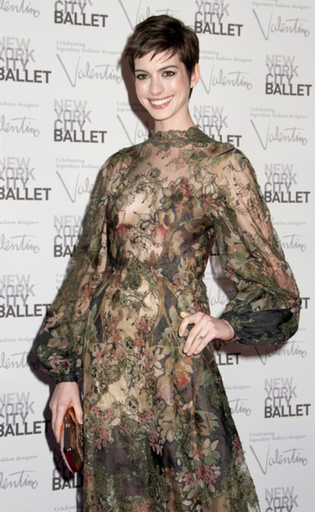 アン・ハサウェイとアダム・シュルマンが挙式