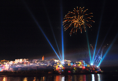 海賊の物語をCGと花火で描く、壮大な水上スペクタクル