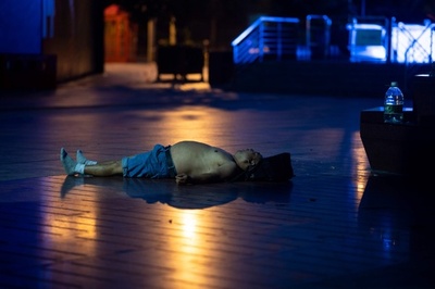 猛暑に見舞われた上海、住民らが涼を求め屋外で睡眠 女性の姿も