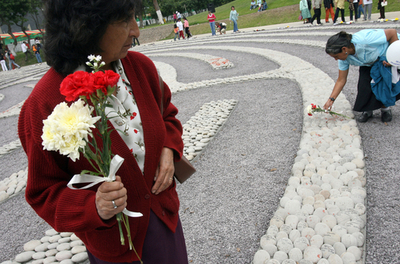 フジモリ元大統領の初公判、待ちわびた被害者の家族