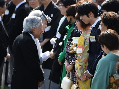 春の園遊会、羽生選手ら平昌五輪のメダリストたちが出席