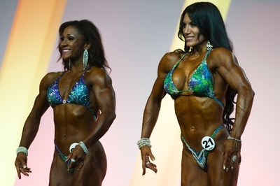 肉体美披露する女性たち、スペインでボディービル大会