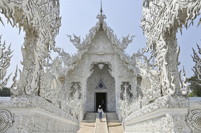 白い寺院「ワット・ロンクン」 斬新な装飾も魅力 タイ