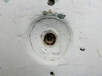 旧東独秘密警察将校と政治犯の恋を描いたドラマに賛否両論