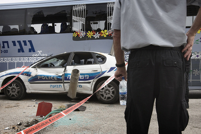 ブルドーザーがバスなどに突っ込む、犯人は射殺 エルサレム