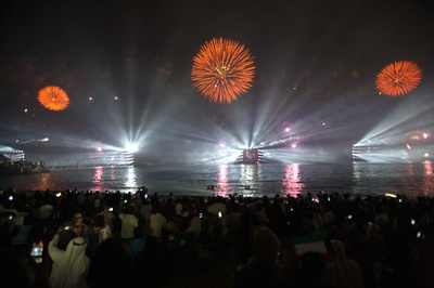 制憲50周年のクウェート、花火7万発でギネス世界記録