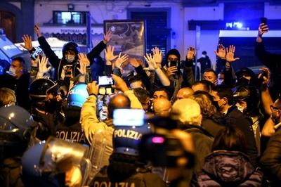 デモ隊数百人が警察と衝突、夜間外出禁止に抗議 伊ナポリ