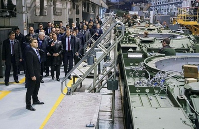 メドベージェフ前大統領、戦車工場視察 ロシア
