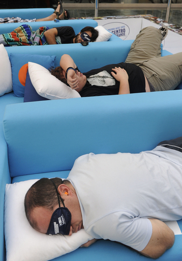 「シエスタ選手権」で居眠りの技を競う、スペイン