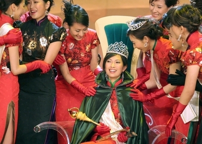 中国の美人国会議員、批判受けミスコン出場を辞退