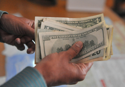 インド州閣僚が問題発言、「官僚は少しなら盗んでもよい」