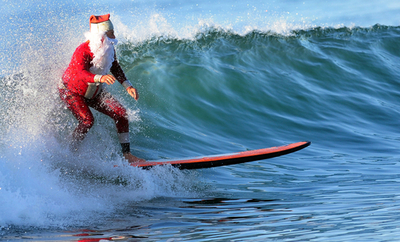 サンタクロースが水上スキーやサーフィン披露、米クリスマスイブ